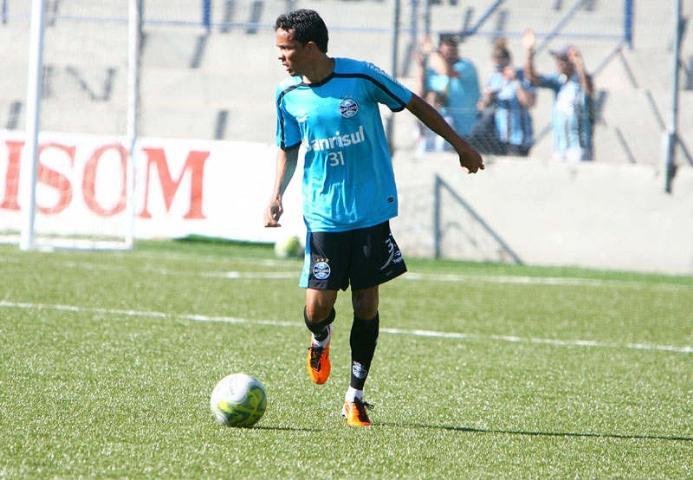Para L&uacute;cio, for&ccedil;a na bola tem que ser maior no gramado sint&eacute;tico