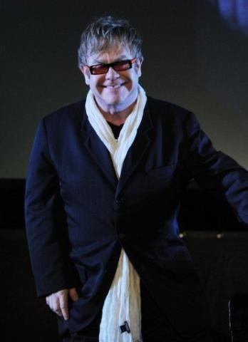 Elton John est&aacute; entre convidados do casamento real