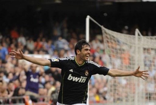Kak&aacute; marca e Real Madrid goleia o Valencia