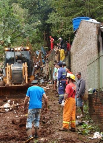 Chega a 10 o n&uacute;mero de mortos pela chuva no RS