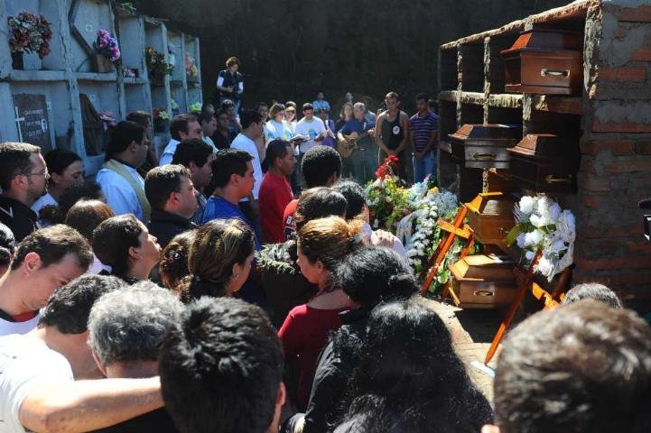 Cinco v&iacute;timas foram sepultadas no cemit&eacute;rio municipal