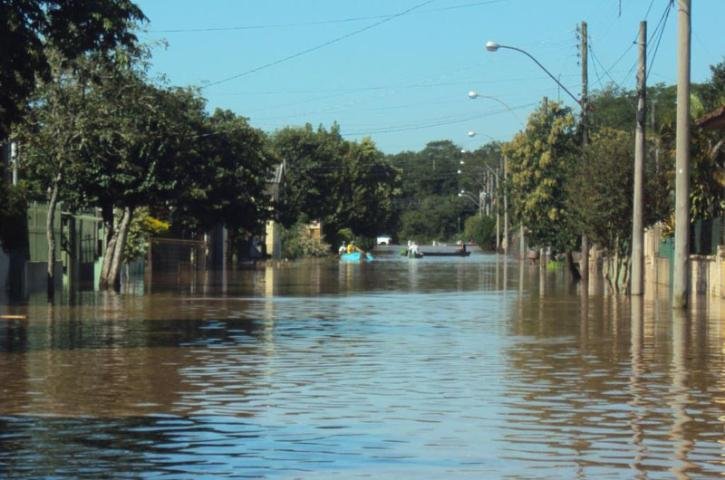 Rio Ca&iacute; transborda e desabriga fam&iacute;lias em Montenegro 