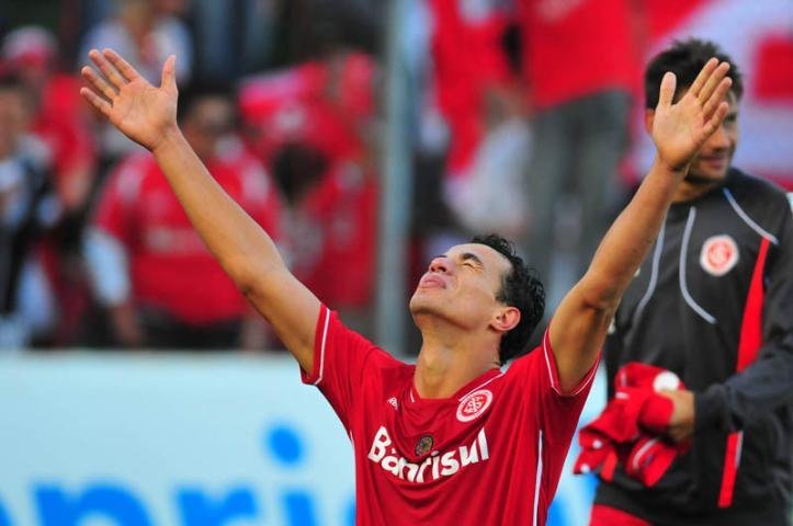 Com 10 em campo, Inter vence e garante Gre-Nal