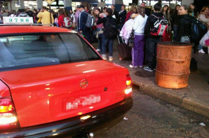 Chega a uma hora a espera por um t&aacute;xi na rodovi&aacute;ria da Capital