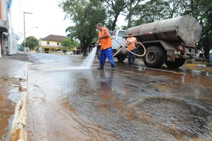 Equipes da prefeitura auxiliam a comunidade do Centro da cidade na retirada da lama de dentro das casas invadidas pela &aacute;gua de dez arroios