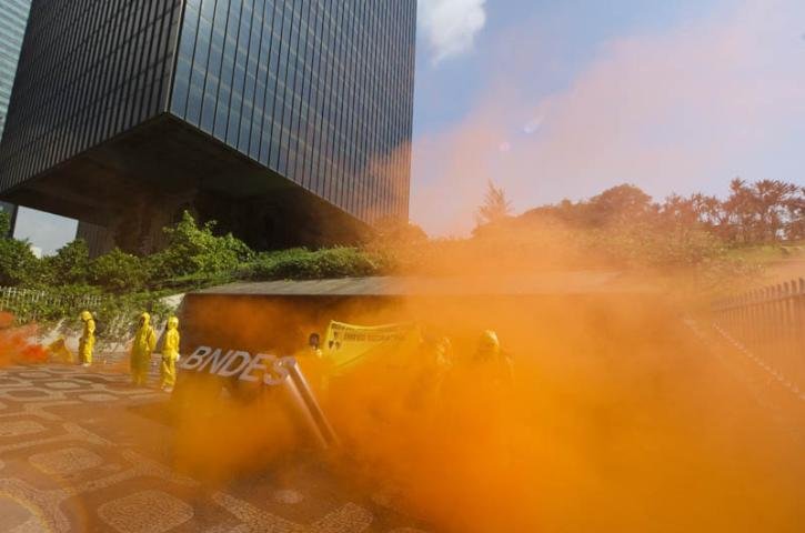 Manifestantes simularam um acidente nuclear em frente a sede do BNDES