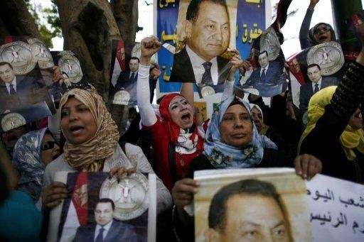 Partid&aacute;rios de Mubarak se manifestam contra seu julgamento