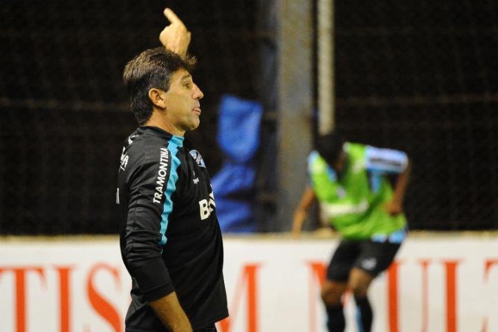Renato ironiza cr&iacute;ticas por improvisar Gabriel e &acute;escala` D`Alessandro