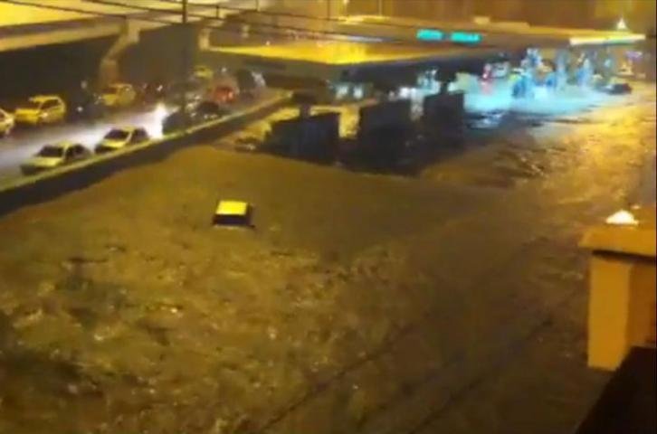 Chuva que atingiu a cidade do Rio de Janeiro provoca bloqueio de pelo menos 23 vias