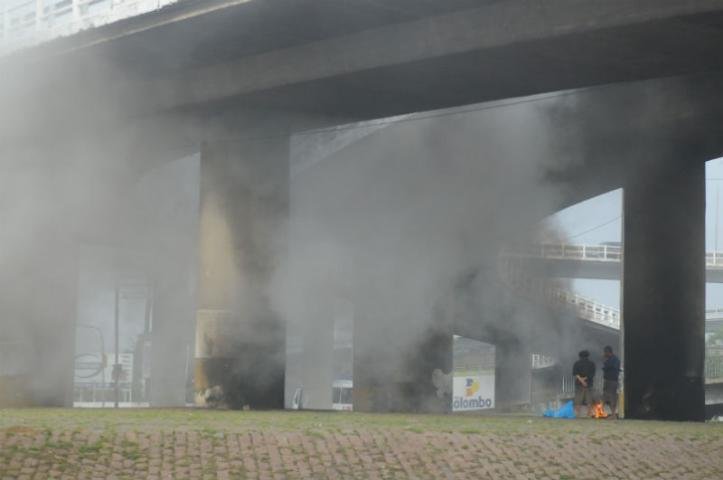 Dupla &eacute; flagrada queimando fios roubados em Porto Alegre