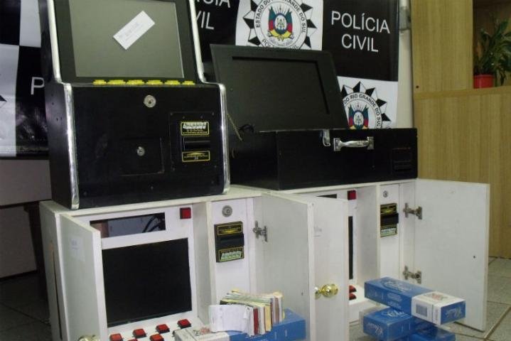 Pol&iacute;cia descobre ca&ccedil;a-n&iacute;queis camufladas em arm&aacute;rio de cozinha