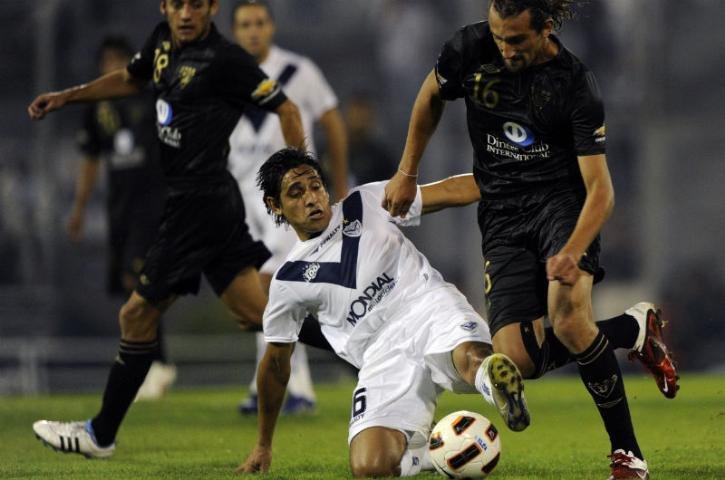 V&eacute;lez vence LDU por 3 a 0 e larga em vantagem