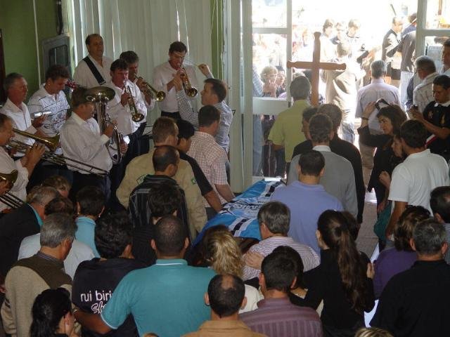 Cortejo f&uacute;nebre foi acompanhado por centenas de pessoas 