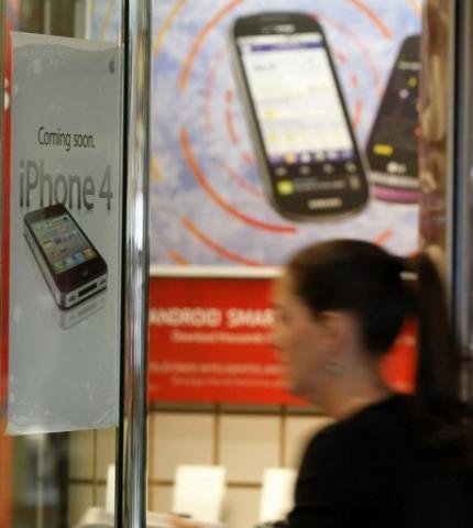 Apple lan&ccedil;a iPhone 4 branco um ano depois do previsto