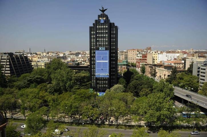 Acrobatas jogam t&ecirc;nis suspensos a 60 metros de altura