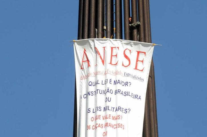 Protesto reivindica a reintegra&ccedil;&atilde;o aos quadros da aeron&aacute;utica