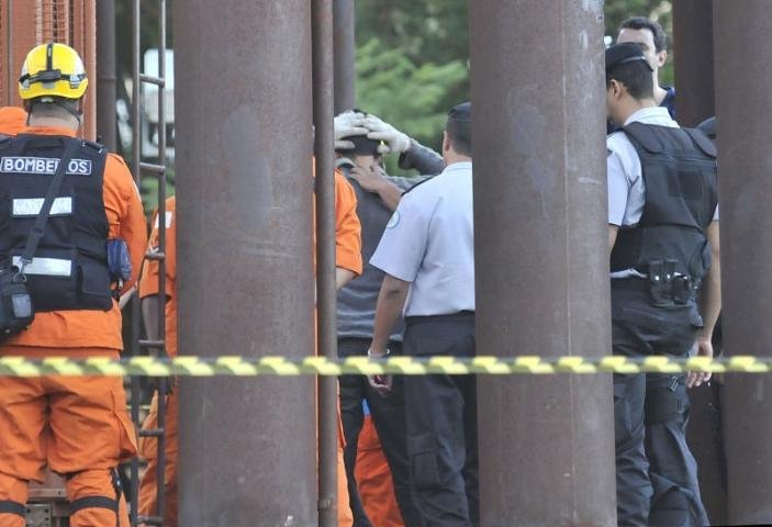 Pol&iacute;cia convence manifestantes a descer do mastro da bandeira do Brasil