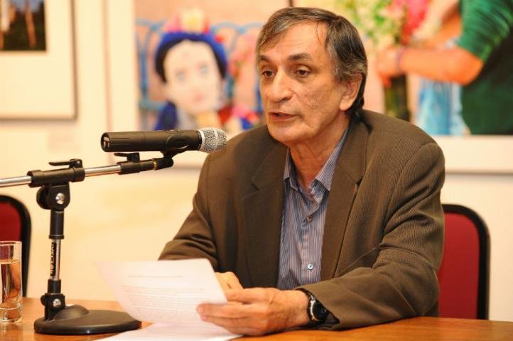 Poeta e ensa&iacute;sta Ant&ocirc;nio C&iacute;cero discute rela&ccedil;&otilde;es entre raz&atilde;o e cren&ccedil;a na Ufrgs