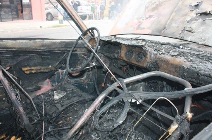 Carro &eacute; destru&iacute;do pelo fogo em Livramento