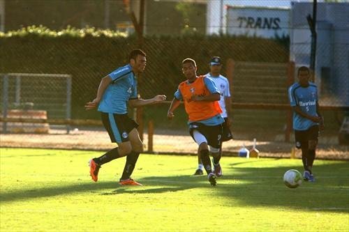 A tr&ecirc;s dias do Gre-Nal, Renato despista a imprensa durante treino