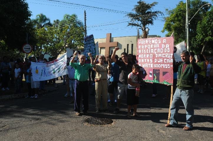 Moradores do Morro da Cruz protestam por mais &ocirc;nibus
