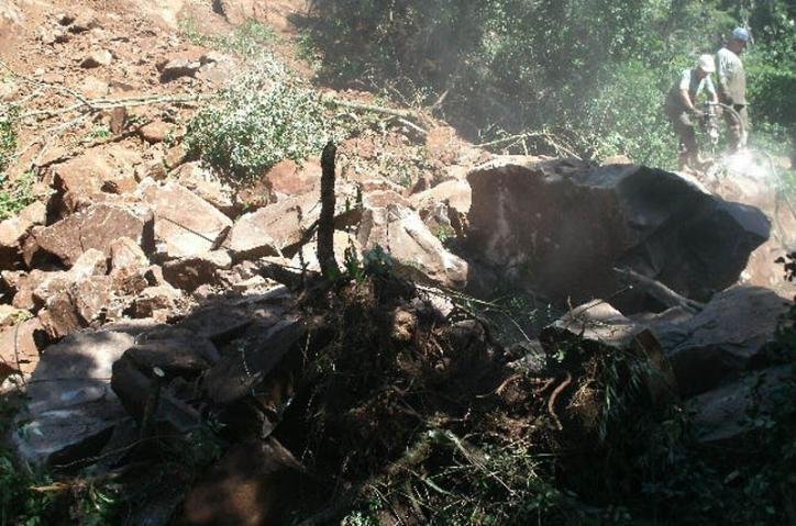 BR 116 &eacute; liberada para o tr&acirc;nsito em Nova Petr&oacute;polis, onde a pista havia sido bloqueada por rochas