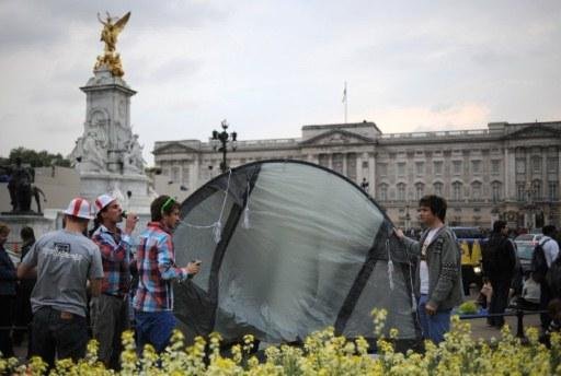 Curiosos e turistas acampam em frente ao Pal&aacute;cio de Buckingham para acompanhar a movimenta&ccedil;&atilde;o do matrim&ocirc;nio