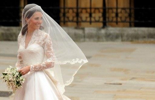 Kate usou um vestido da estilista Sarah Burton, bastante elegante