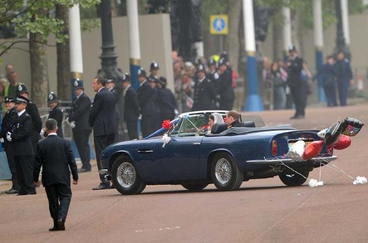 Apenas os noivos estavam no carro dirigido por William num passeio que n&atilde;o estava no protocolo