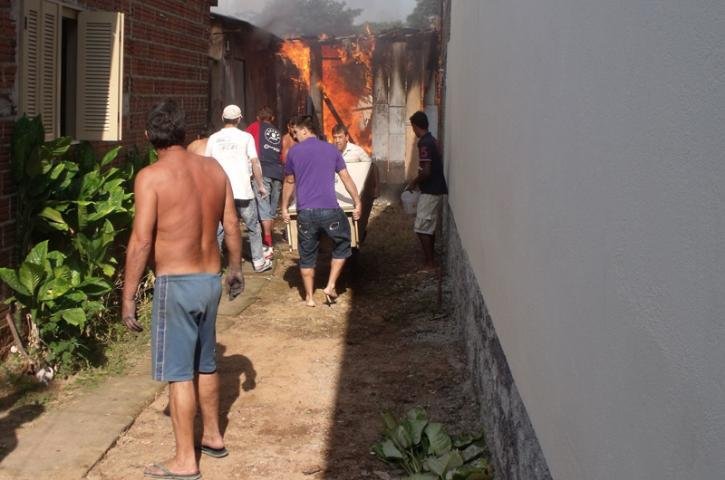 Inc&ecirc;ndio destr&oacute;i casa em Novo Hamburgo
