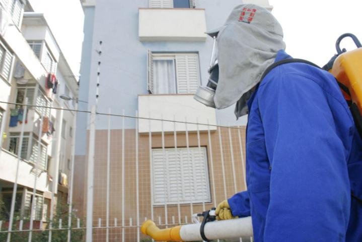 Funcion&aacute;rio combate mosquito da dengue no bairro Azenha, na Capital. Total de casos no RS passa de 140