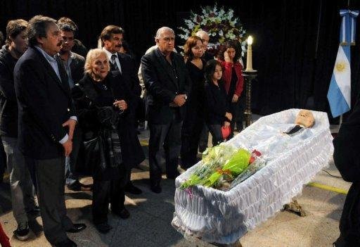 Milhares de pessoas se despedem do escritor Ernesto S&aacute;bato