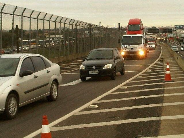 BR 290 e BR 116 registram lentid&atilde;o ap&oacute;s tombamento de caminh&atilde;o