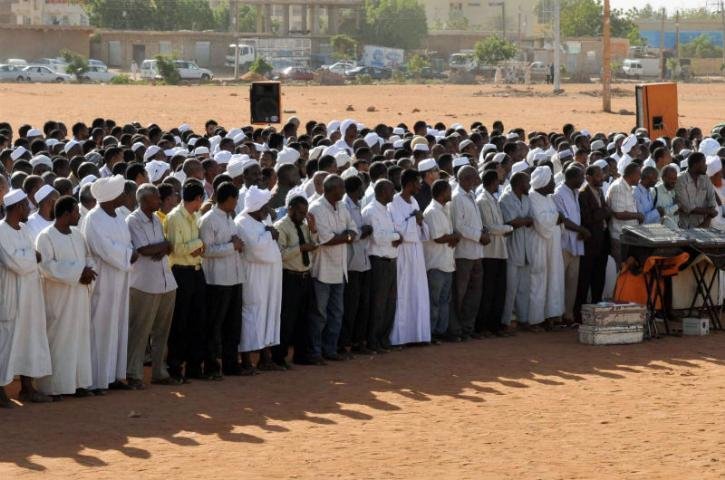 Liderados pelo chefe do grupo isl&acirc;mico local, simpatizantes sudaneses mant&ecirc;m ora&ccedil;&otilde;es em mem&oacute;ria de  Bin Laden