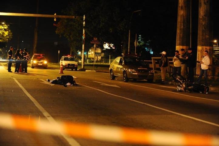 Motoqueiro morre ap&oacute;s colis&atilde;o em cruzamento da Avenida Ipiranga