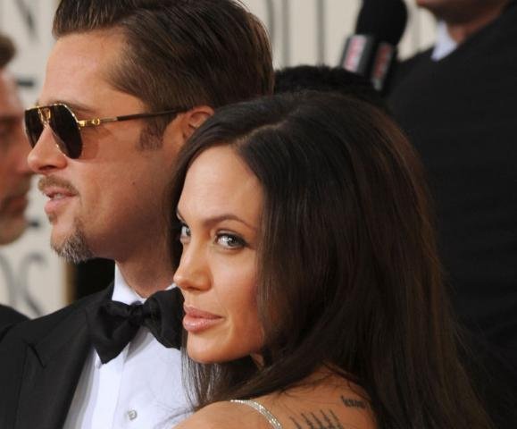 Brad Pitt e Angelina Jolie procuram bab&aacute; e oferecem R$ 20 mil
