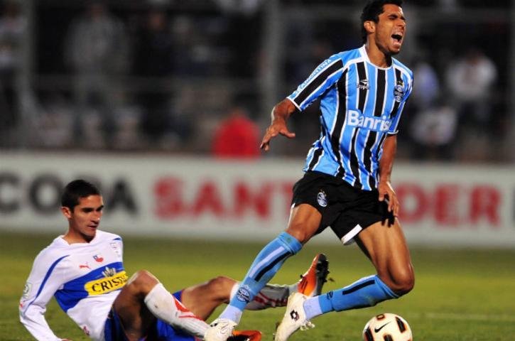 Gr&ecirc;mio perde para Universidad e segue o Inter pela porta dos fundos da Libertadores
