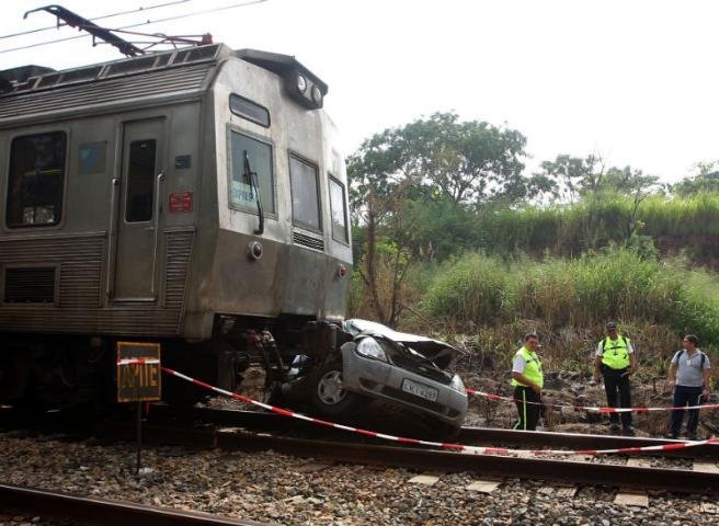 Batida entre trem e carro deixa dois feridos no Rio