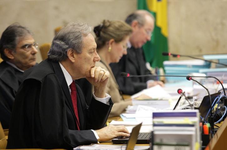 Maioria do Supremo decide reconhecer uni&atilde;o civil entre homossexuais