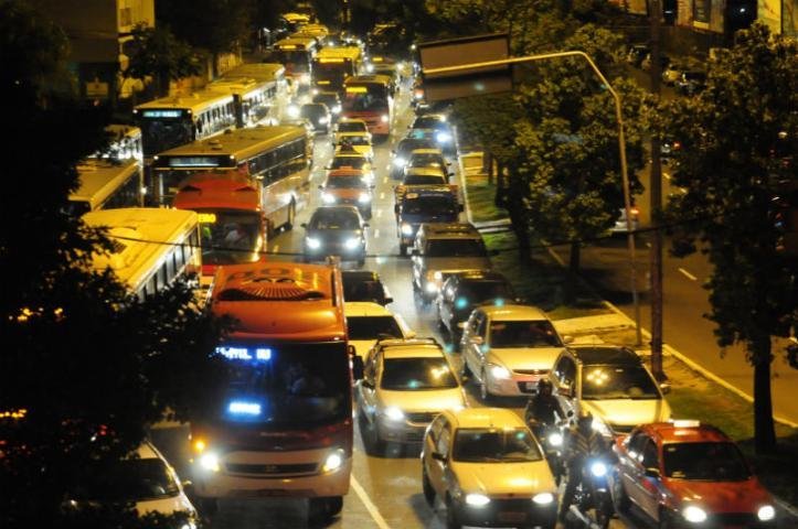 Caminh&atilde;o entala sob viaduto da Loureiro da Silva e prejudica tr&acirc;nsito na Capital