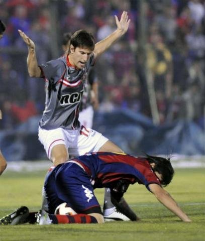 Cerro Porte&ntilde;o vence Estudiantes nos p&ecirc;naltis e segue na Libertadores