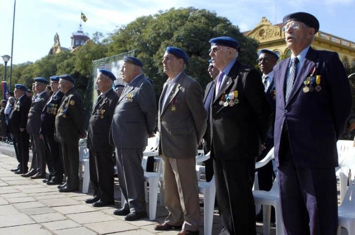 Dia da Vit&oacute;ria foi celebrado em frente ao Monumento ao Expedicion&aacute;rio, em Porto Alegre