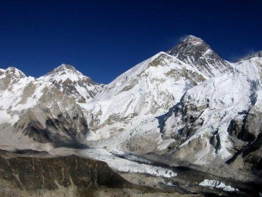 Alpinista brit&acirc;nico posta no Twitter do topo do Everest