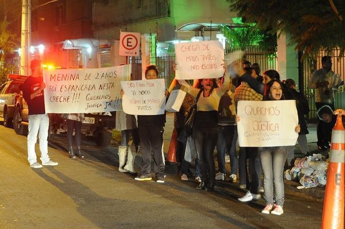 Fam&iacute;lia protesta em frente a creche da Capital por suposta agress&atilde;o a crian&ccedil;a