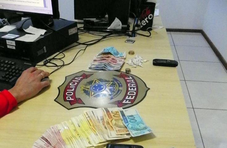 M&atilde;e e filha s&atilde;o presas por venda de crack em Bag&eacute;