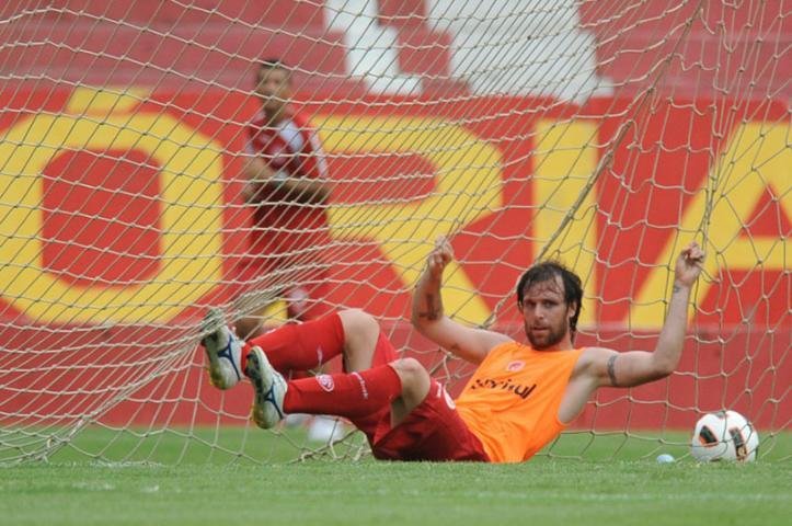 Falc&atilde;o afirma que Cavenaghi disputa um lugar no time com Dami&atilde;o