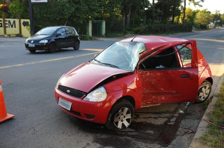Em Porto Alegre, motorista perdeu controle do ve&iacute;culo e colidiu contra poste. Clique e veja mais fotos