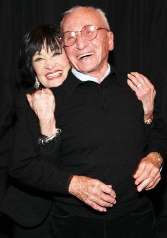 Arthur Laurents &eacute; abra&ccedil;ado pela atriz Chita Rivera, uma das estrelas de "Amor, Sublime Amor"