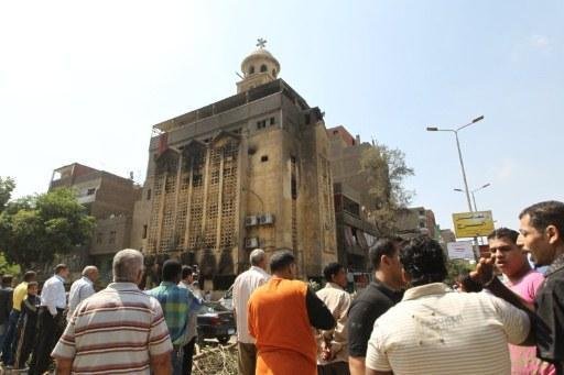 Doze morrem e 200 ficam feridos em confrontos religiosos no Egito