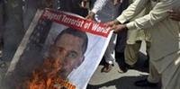 No Paquistão, manifestantes queimam foto de Obama